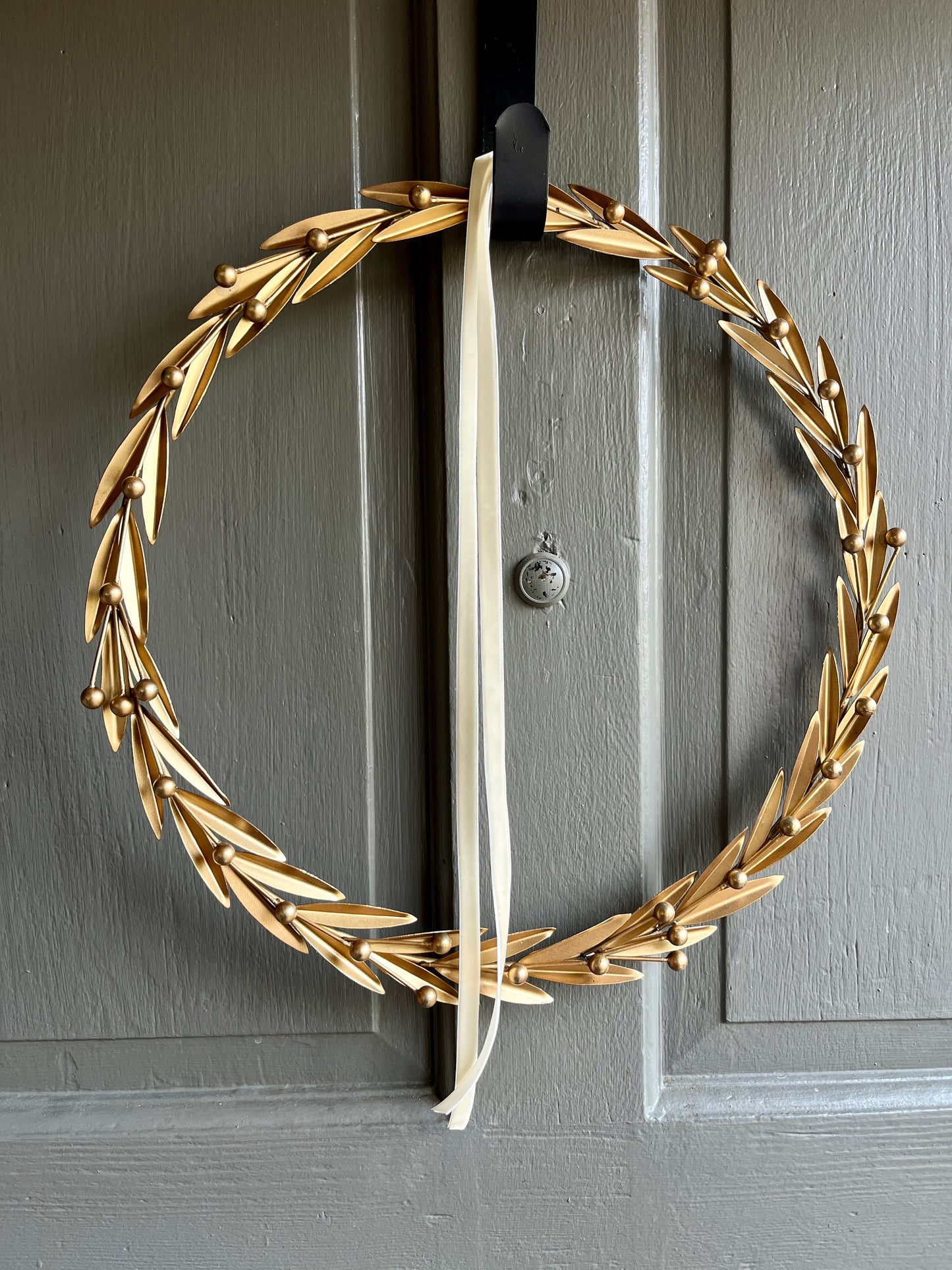 Metal Mistletoe Wreath (14.5")